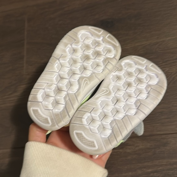 Nike toddler sneaker 4C - Picture 3 of 4